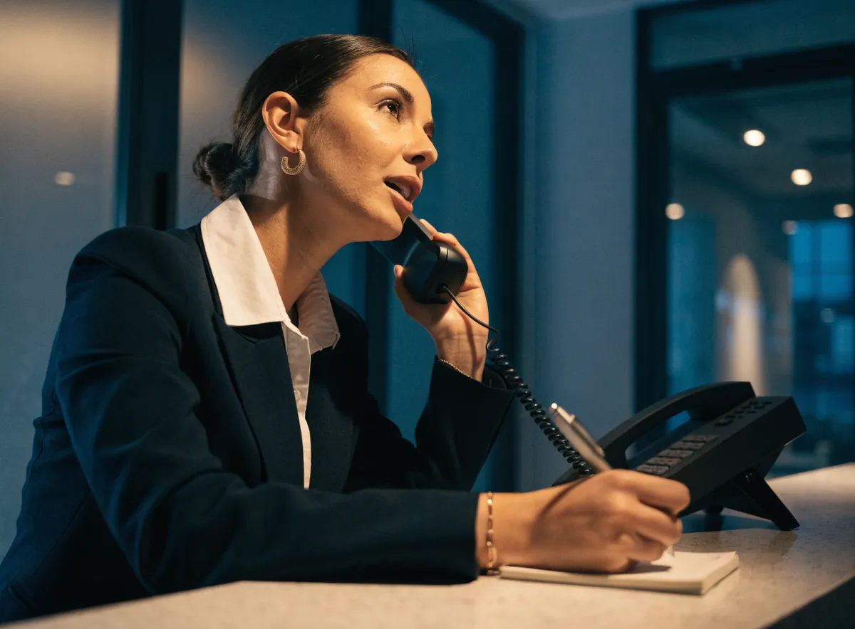 Recepcionista de una empresa atendiendo una llamada comercial en la centralita, el filtro que hay que pasar para llegar al decisor por teléfono