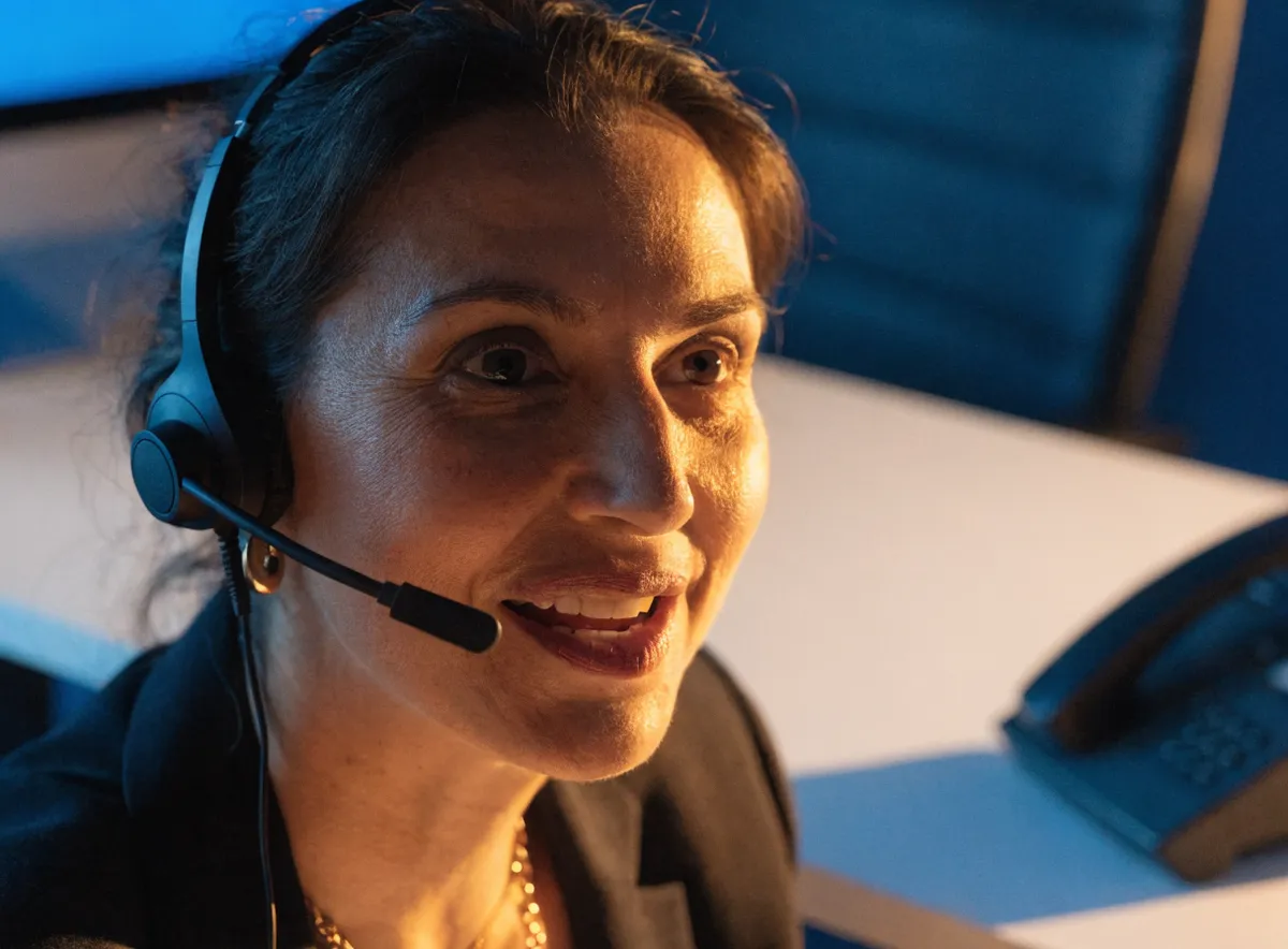 Secretaria virtual atendiendo llamadas de una empresa con protocolo propio