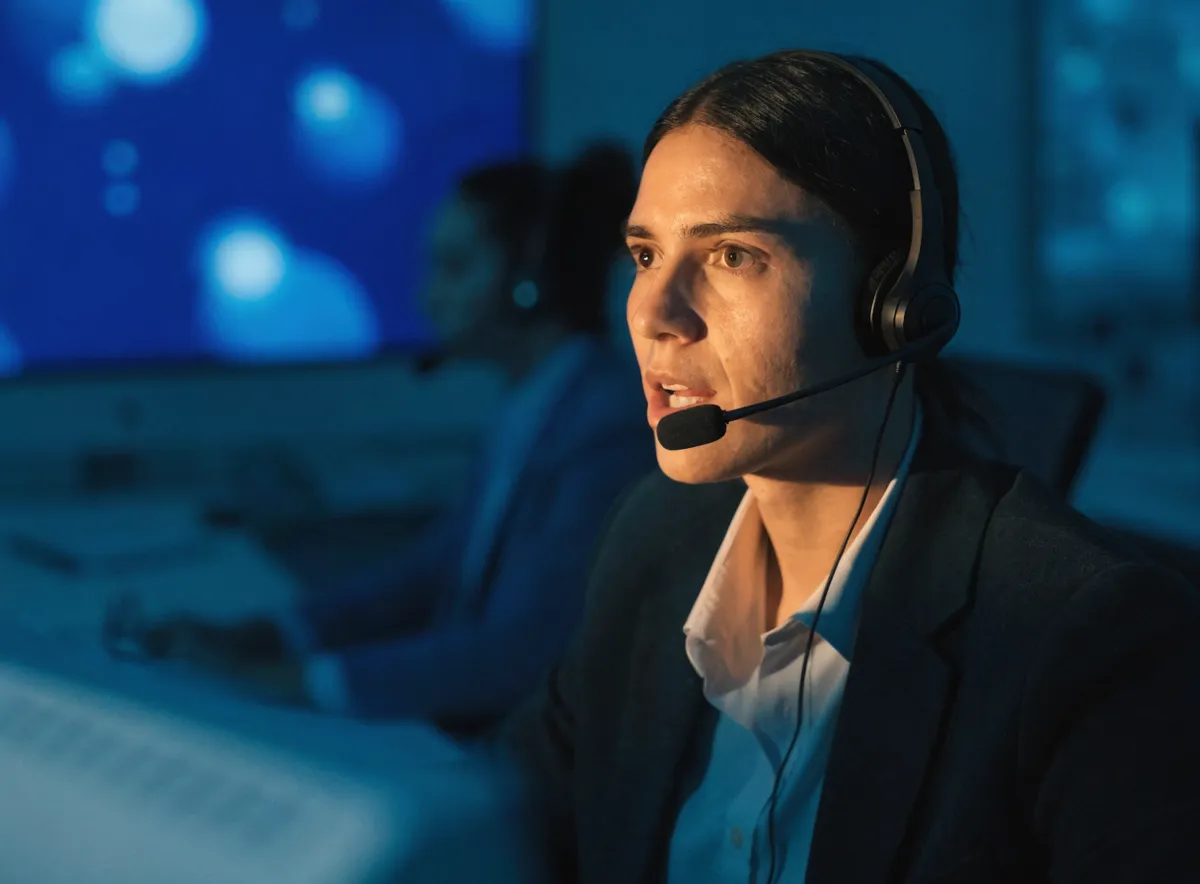 Agente de telemarketing B2B en una conversación profesional por teléfono con un decisor de empresa